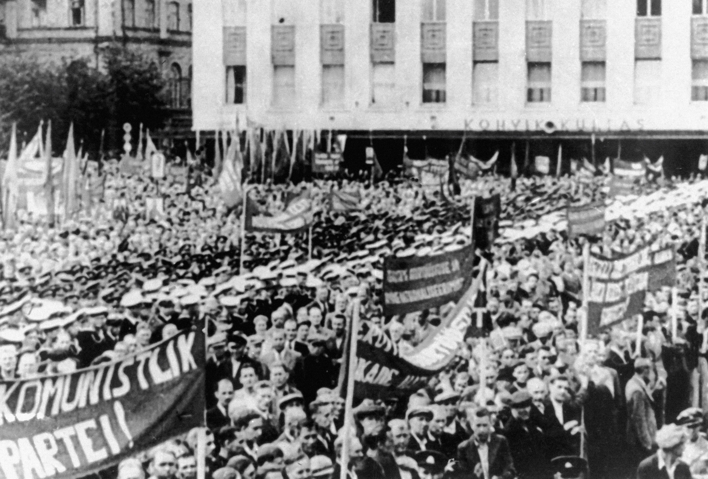 Митинг, посвященный одобрению вхождения Эстонской республики в состав СССР. Эстония, 1940 год