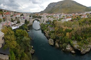 Мост через реку Неретву, соединивший две части города Мостар. Босния и Герцеговина