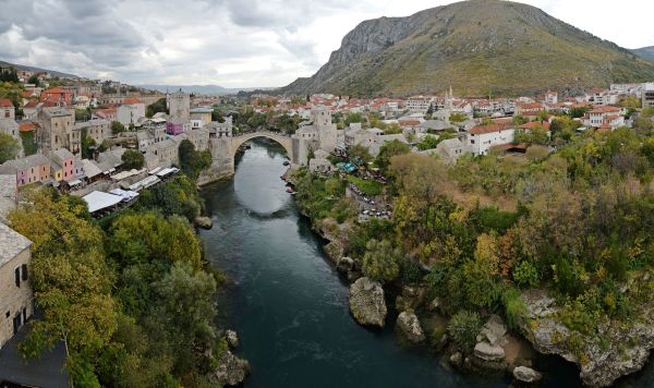 Мост через реку Неретву, соединивший две части города Мостар. Босния и Герцеговина