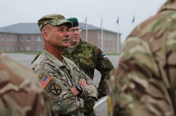 Командующий сухопутными войсками США в Европе генерал Кристофер Дж.Каволи во время посещения военного городка в Тапа