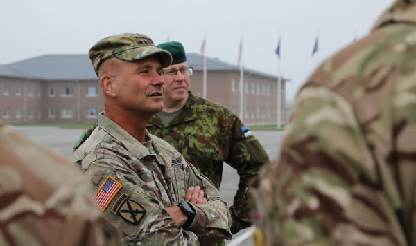 Командующий сухопутными войсками США в Европе генерал Кристофер Дж.Каволи во время посещения военного городка в Тапа