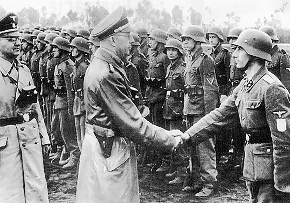 Рейсхфюрер СС Генрих Гиммлер приветствует солдат Эстонского легиона