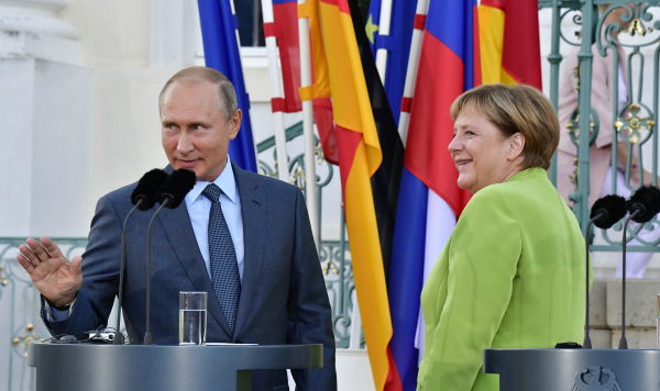 Президент РФ Владимир Путин и канцлер Германии Ангела Меркель, архивное фото