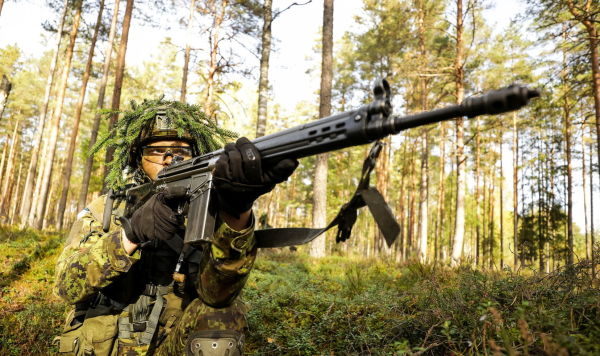 Эстонский солдат на учениях
