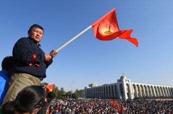Участник акции протеста в Бишкеке требуют аннулировать итоги парламентских выборов