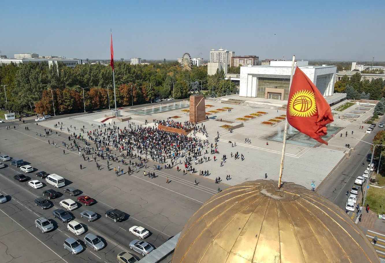 Участники акции протеста в Бишкеке требуют аннулировать итоги парламентских выборов