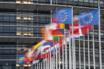 Флаги членов Европейского Союза  перед зданием Европейского парламента в Страсбурге