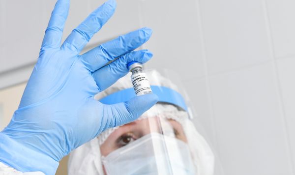 Медсестра держит в руках ампулу с вакциной "Гам-Ковид-Вак" от коронавирусной инфекции