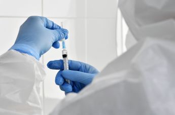 Медсестра во время вакцинации от коронавируса