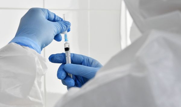 Медсестра во время вакцинации от коронавируса