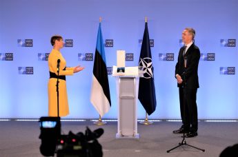 Президент Эстонии Керсти Кальюлайд и  генеральный секретарь НАТО Йенс Столтенберг