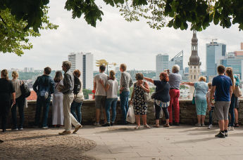 Туристы на смотровой площадке Старого города Таллина