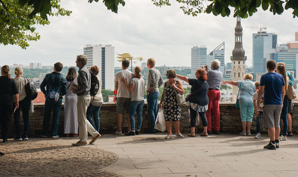 Туристы на смотровой площадке Старого города Таллина