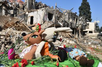 Цветы и детские игрушки, принесенные жителями города к месту гибели людей, погибших в результате обстрела города Гянджа