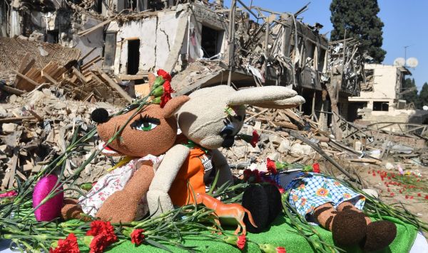 Цветы и детские игрушки, принесенные жителями города к месту гибели людей, погибших в результате обстрела города Гянджа