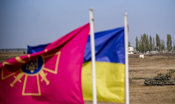Флаг Вооруженных сил Украины и национальный флаг Украины