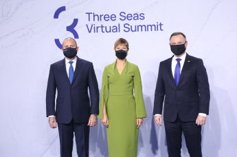 Президент Болгарии Румен Радев (слева), президент Эстонии Керсти Кальюлайд и президент Польши Анджей Дуда на саммите "Инициативы трех морей"
