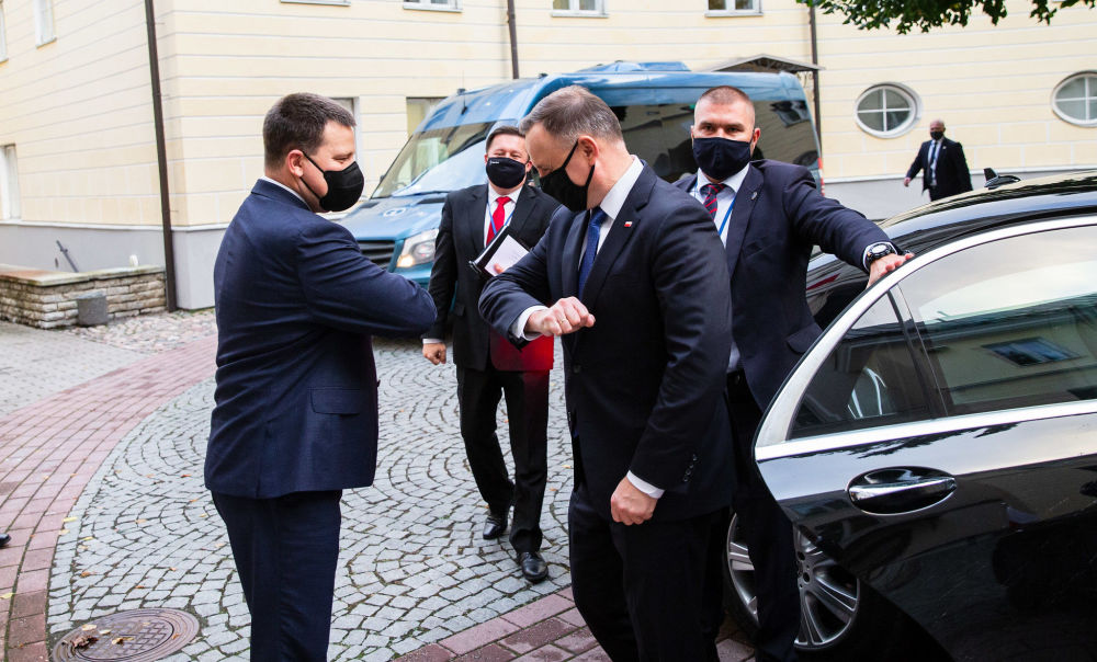 Президент Польши Анджей Дуда (справа) и премьер-министр Эстонии Юри Ратас