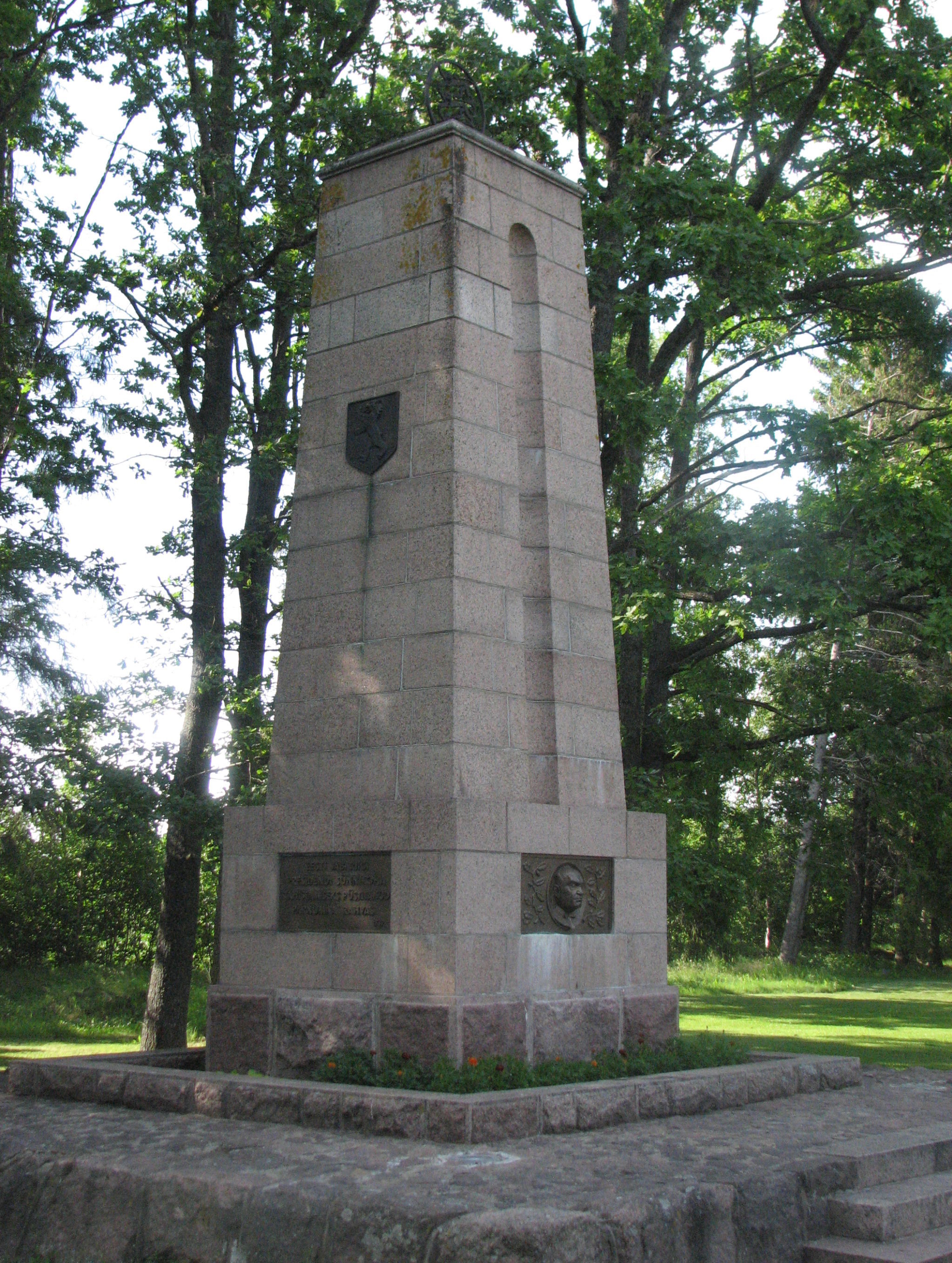 Памятник  и мемориал в честь первого Президента Эстонской Республики Константина Пятса в волости Тахкуранна Пярнуского уезда