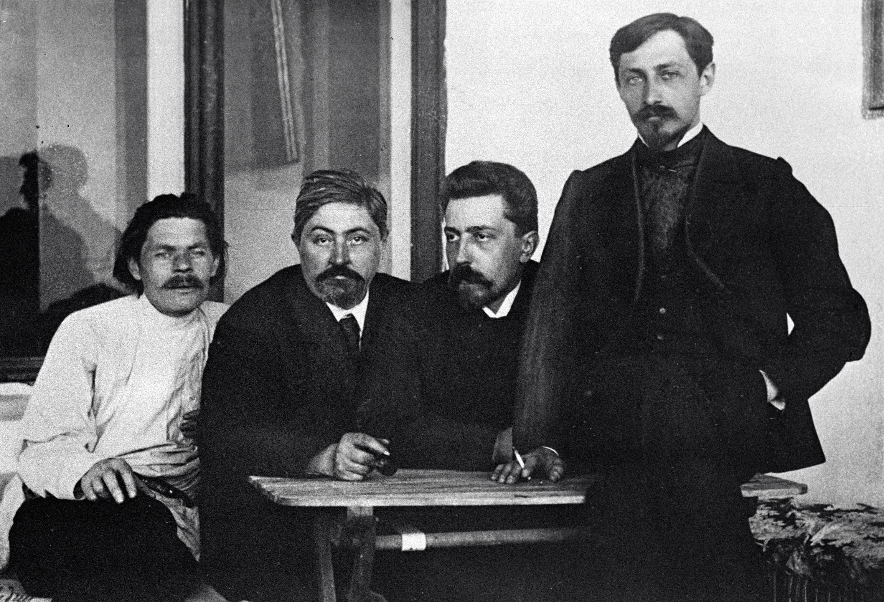 Писатели (слева направо) Максим Горький, Дмитрий Мамин-Сибиряк, Николай Телешов, Иван Бунин