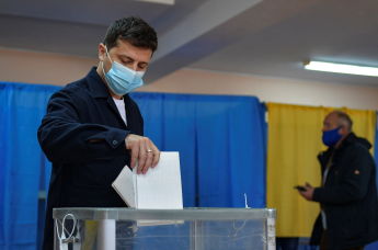 Президент Украины Владимир Зеленский во время голосования на одном из избирательных участков Киева