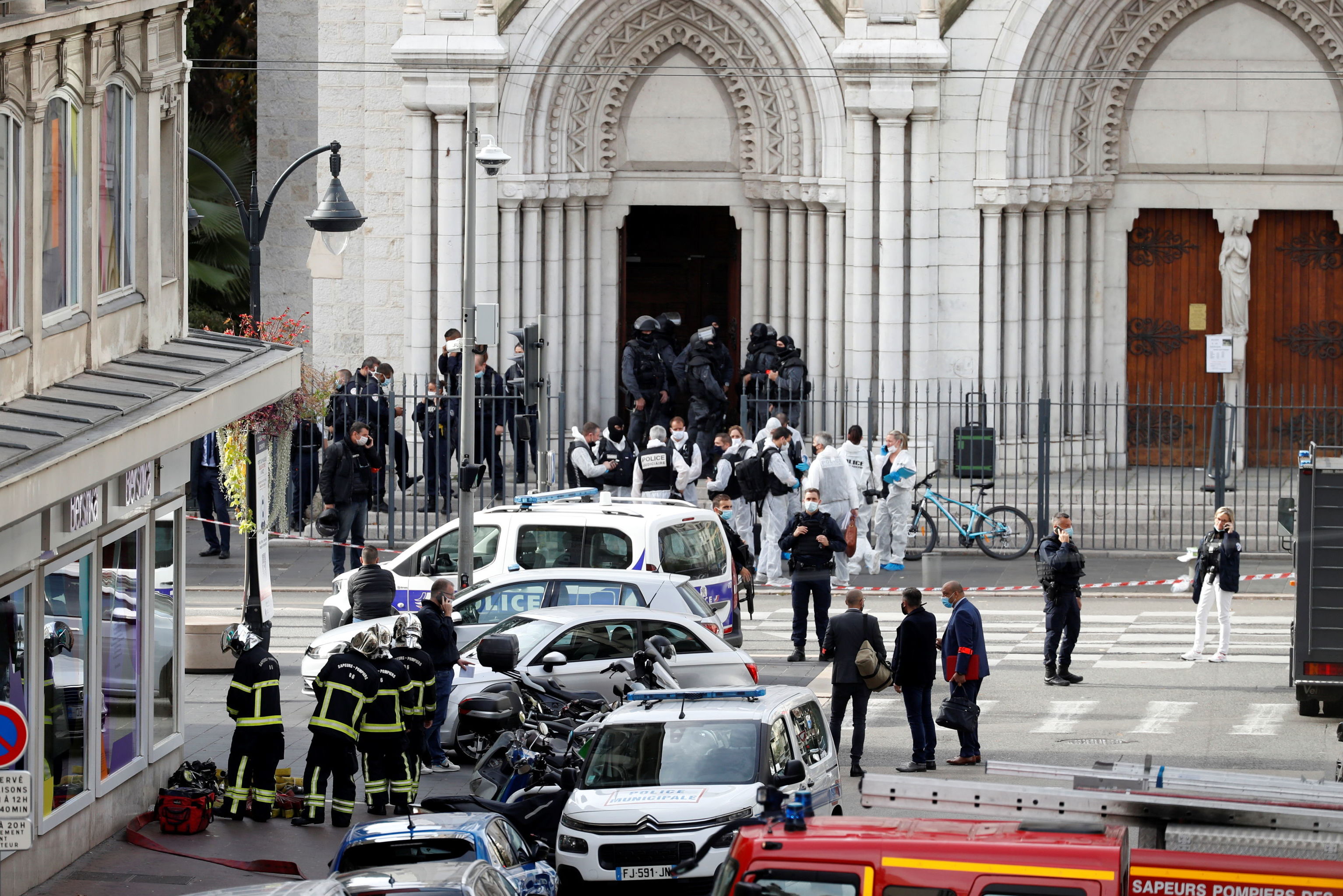 Полиция на месте нападения возле церкви Нотр-Дам в Ницце
