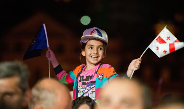 Девочка с флагами Грузии и Евросоюза, архивное фото