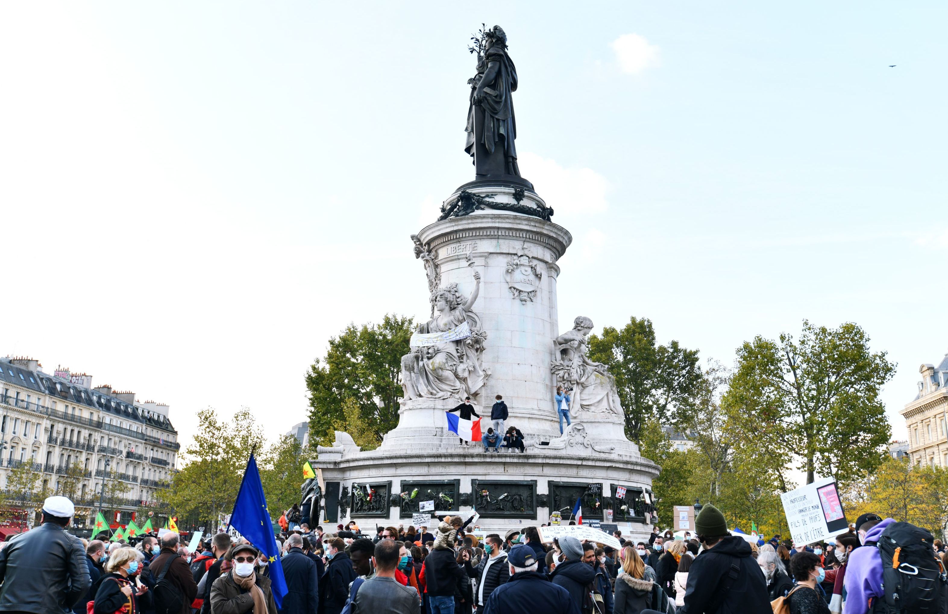 Участники акции памяти на площади Республики в Париже. Акция прошла под лозунгом "Свобода слова, свобода преподавания"