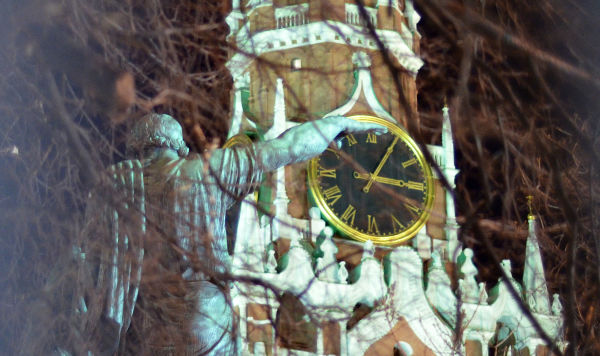 Памятник Кузьме Минину и Дмитрию Пожарскому и часы на Спасской башне Кремля