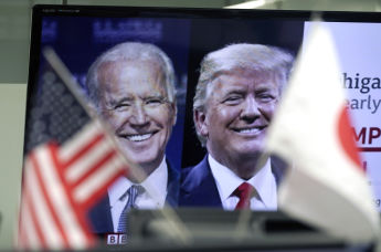 Президент США Дональд Трамп и кандидат в президенты США от Демократической партии Джо Байден на экране телевизора
