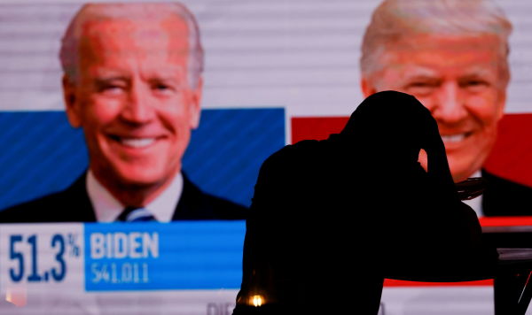 Мужчина наблюдает за предварительными результатами президентских выборов в США в баре в Сан-Диего, Калифорния