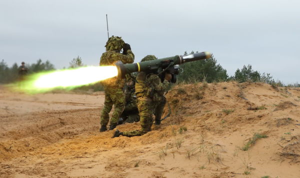 Эстонские военнослужащие производят пуск ракеты из противотанкового ракетного комплекса Javelin