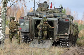 Эстонские военнослужащие во время боевой подготовки