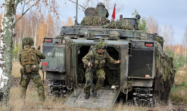 Эстонские военнослужащие во время боевой подготовки