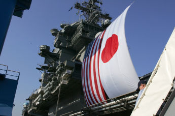 Флаги США и Японии на военном корабле США в порту Йокосука, Япония
