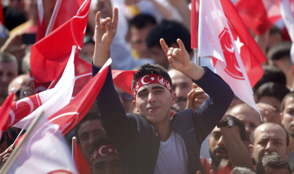 Сторонник Партии националистического движения (MHP) показывает жест организации ультраправых националистов "Серые волки"