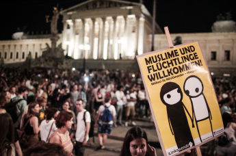 Баннер с  надписью "Мусульмане и беженцы приветствуются" на демонстрацию в Вене