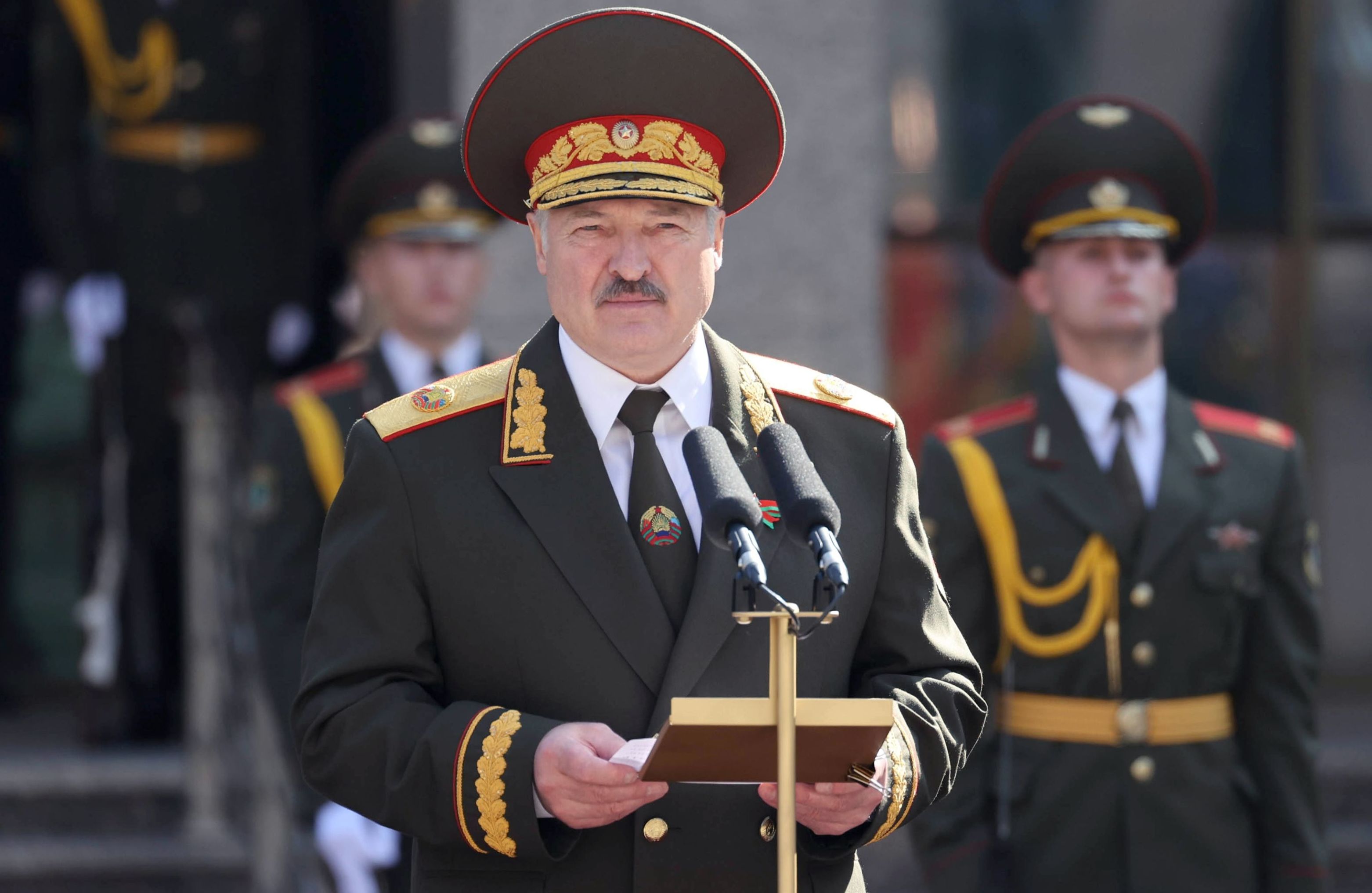Президент Белоруссии Александр Лукашенко обращается к военнослужащим после завершения церемонии инаугурации в Минске