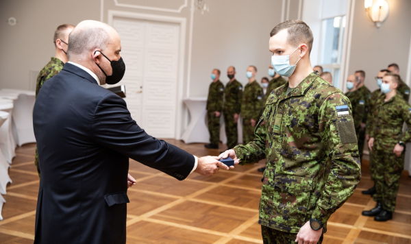 Министр обороны Эстонии Юри Луйк награждает медалями военнослужащих, участвовавших в иностранных миссиях