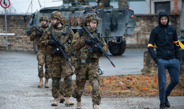 Эстонские военнослужащие во время учений Sleipnir-8 в Тапа