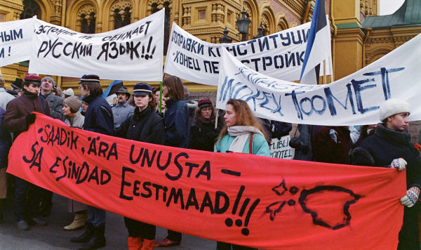 Участники митинга 16 ноября 1988 года перед зданием парламента Эстонии в Таллине