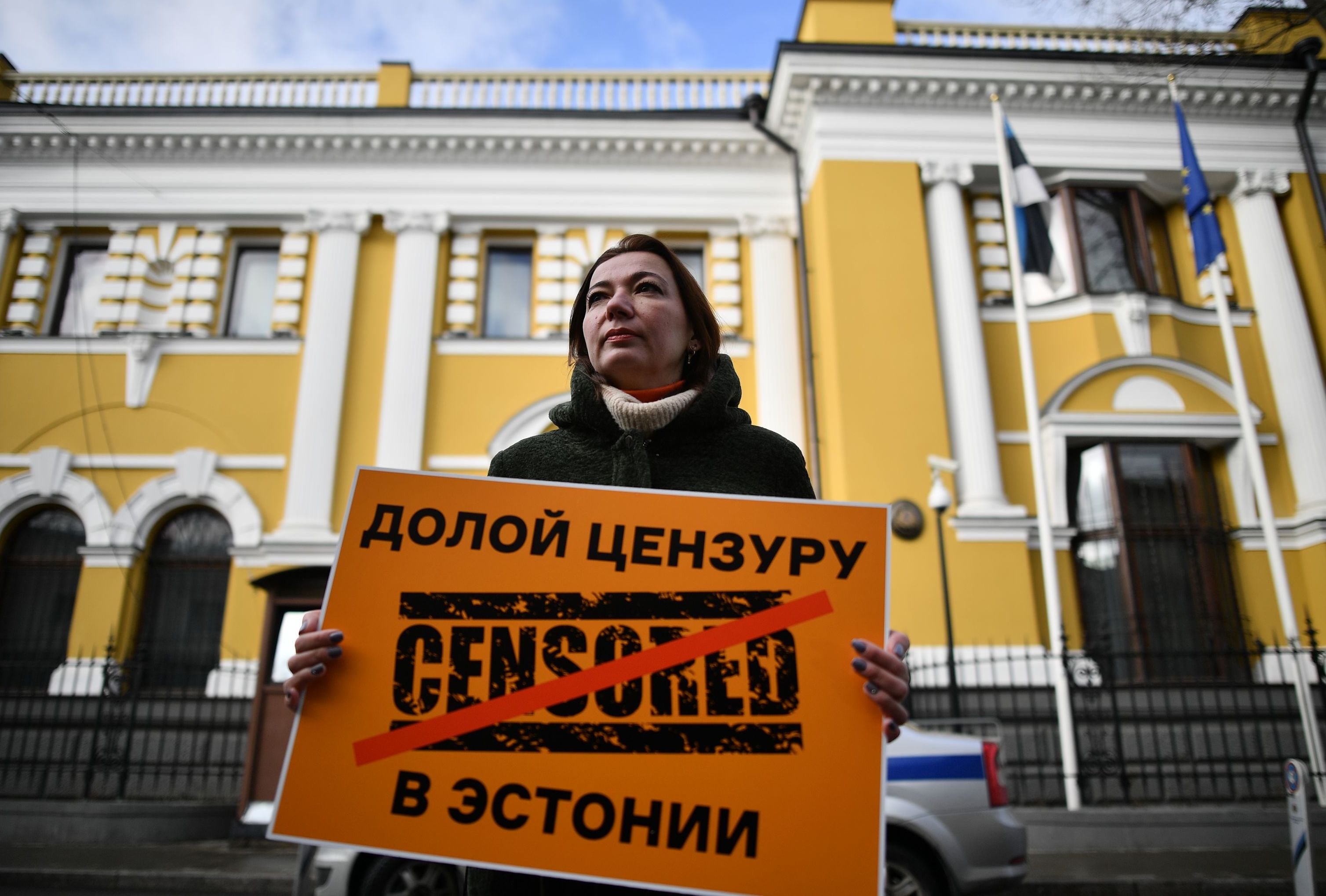Глава Sputnik Эстония Елена Черышева участвует в пикете у посольства Эстонии в Москве