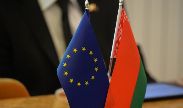 Флажки Республики Белоруссия и Европейского союза