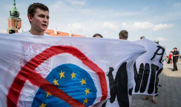 Активист с анти-ЕС баннером в Варшаве