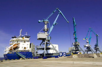 На территории универсального перегрузочного комплекса в морском торговом порту Усть-Луга