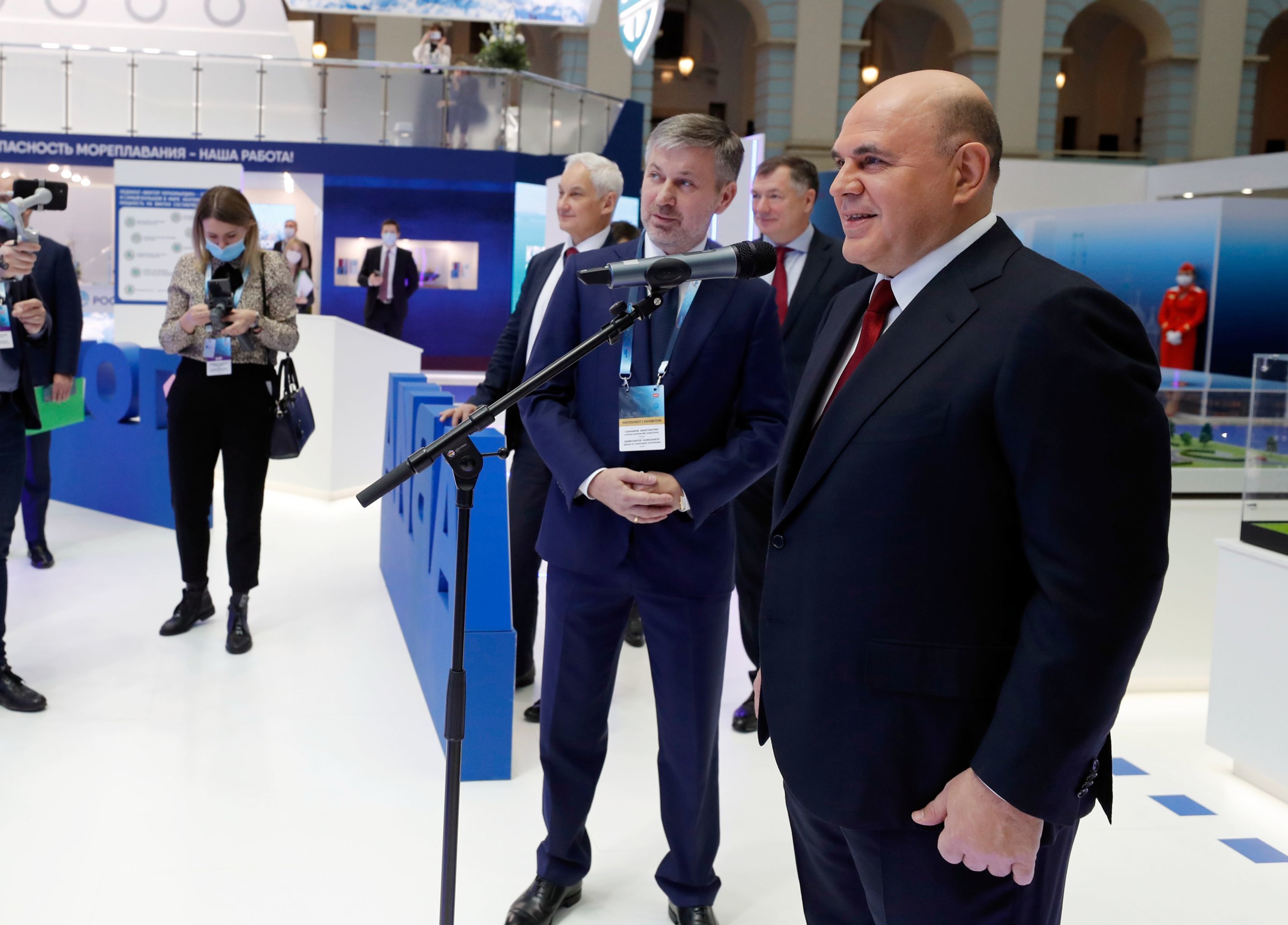 Председатель правительства РФ Михаил Мишустин во время осмотра экспозиции выставки на международном форуме "Транспорт России"