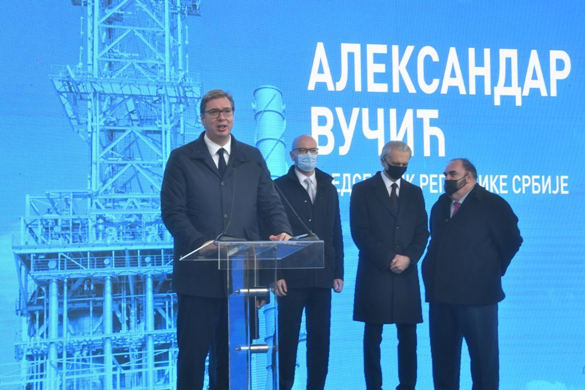 Выступление президента Сербии Александра Вучича на нефтеперерабатывающем заводе компании НИС в Панчево