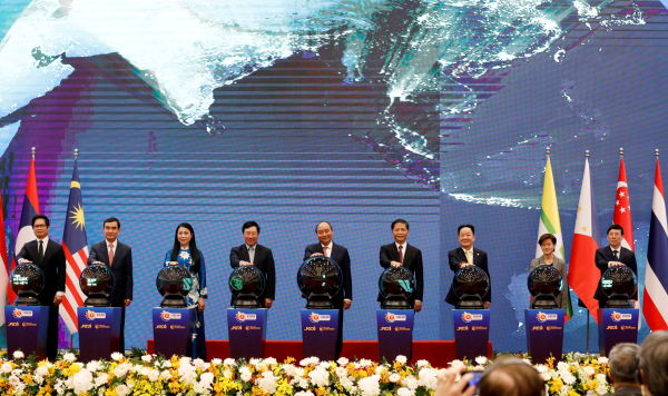 Премьер-министр Вьетнама Нгуен Суан Фук (в центре) и другие лидеры на саммите АСЕАН в Ханое