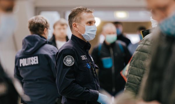 Сотрудники пограничного пункта в Таллинском аэропорту проверяют и инструктируют пассажиров, прибывающих из регионов c повышенным риском распространения коронавируса