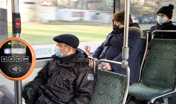Пассажиры таллинского автобуса в защитных масках